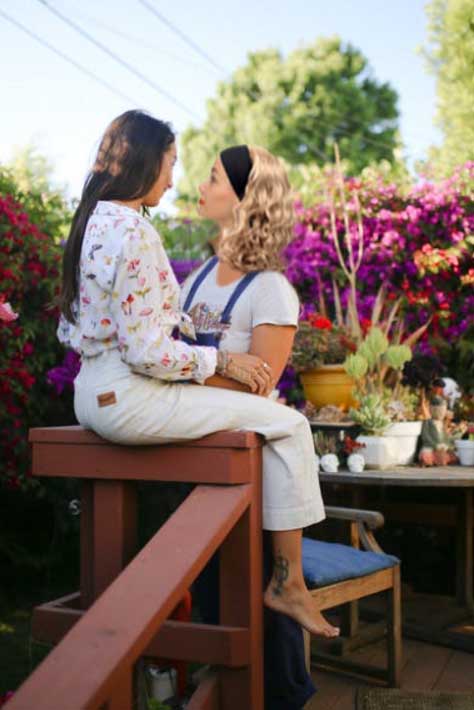 Zwei geile Lesben im Garten berühren sich, Miriam - Die Entgleisung  Teil 1